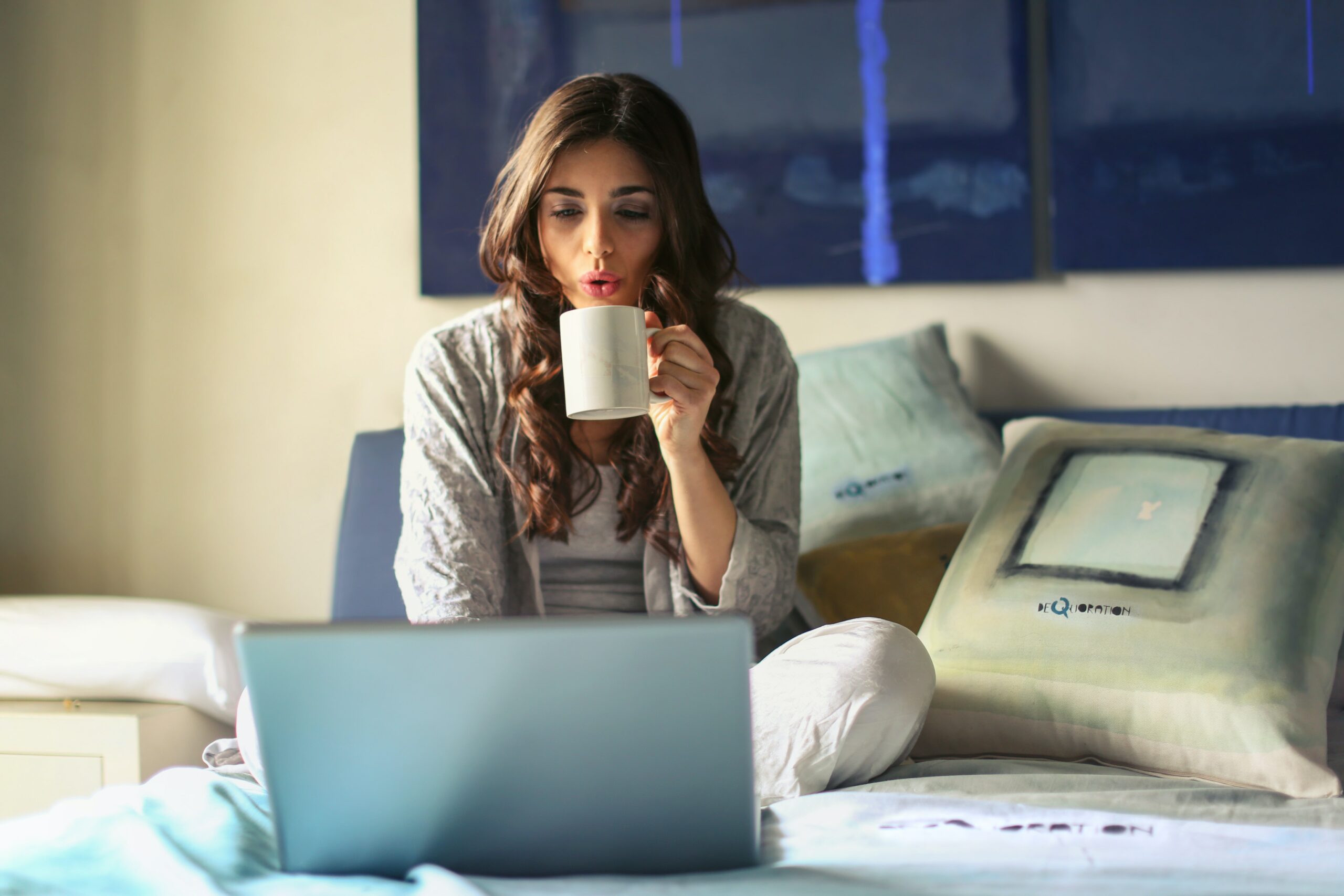 girl-drinking-coffee